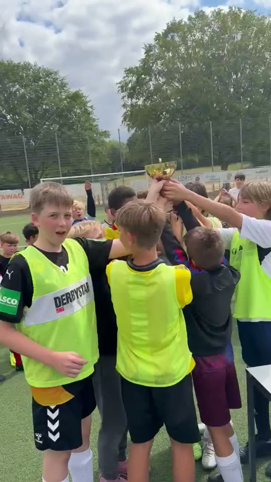 Kinder feiern mit dem Pokal beim Sommercamp II 2026